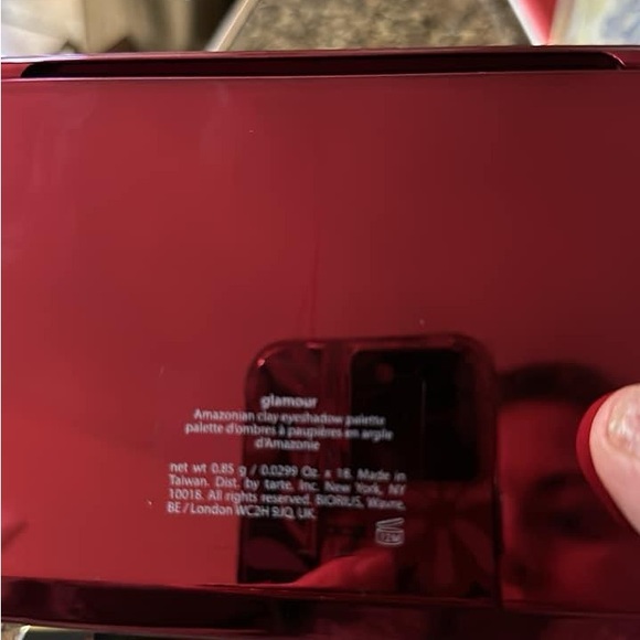 Tarte glamour palette includes 18 shades - Picture 2 of 4